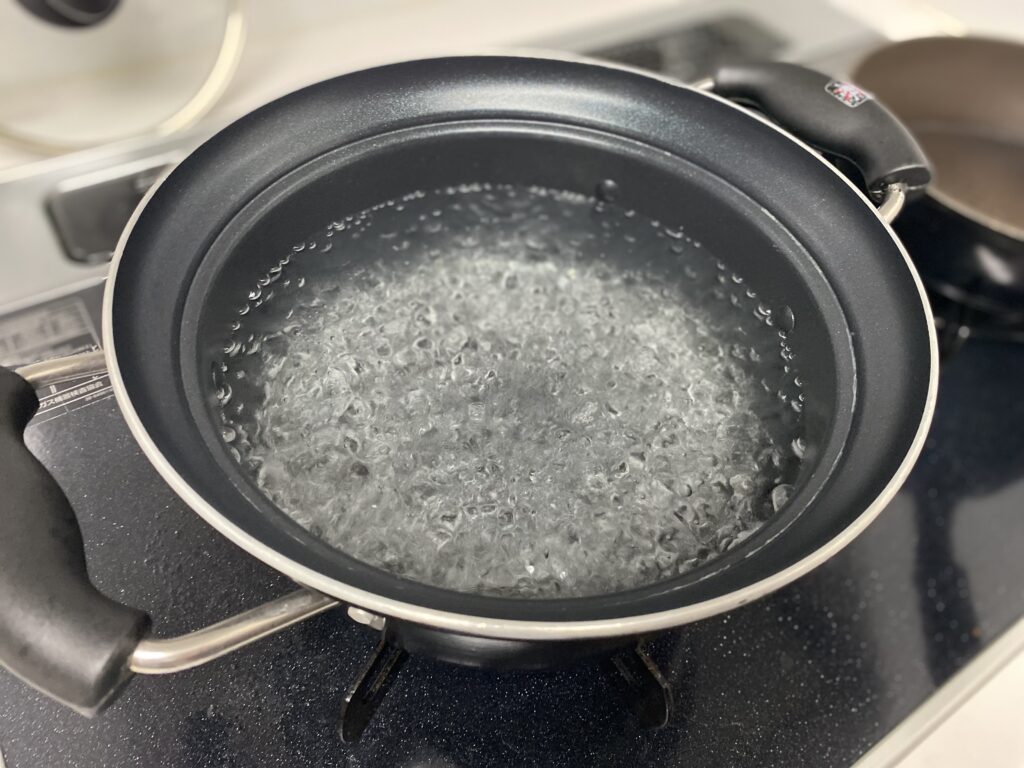 コーミ あんかけパスタ　沸騰させている鍋