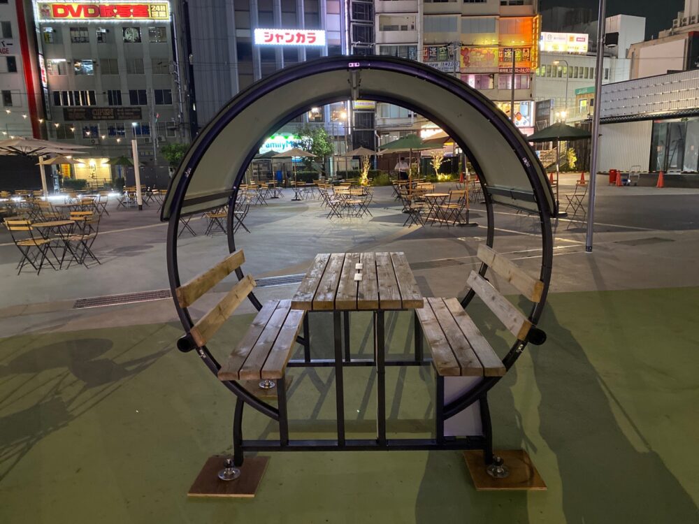 大阪 京橋 イベント施設「フラリキョウバシ」ソーラーパネル付きのテーブル
