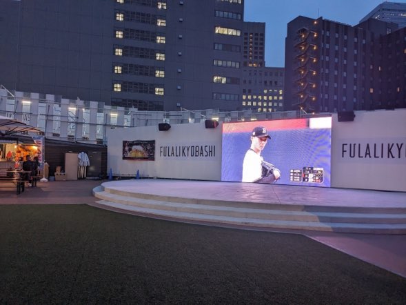 大阪 京橋 イベント施設「フラリキョウバシ」ステージと大型モニター