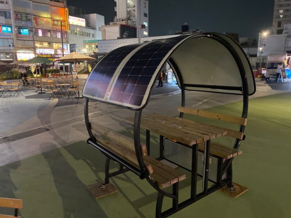 大阪 京橋 イベント施設「フラリキョウバシ」ソーラーパネル付きのテーブル (2)