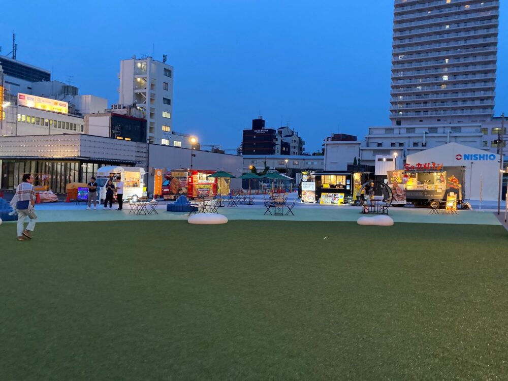 大阪 京橋 イベント施設「フラリキョウバシ」 緑の芝生 広場 夕方の雰囲気
