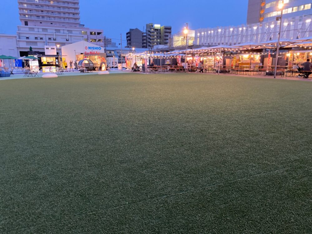 大阪 京橋 イベント施設「フラリキョウバシ」広場 緑の芝生
