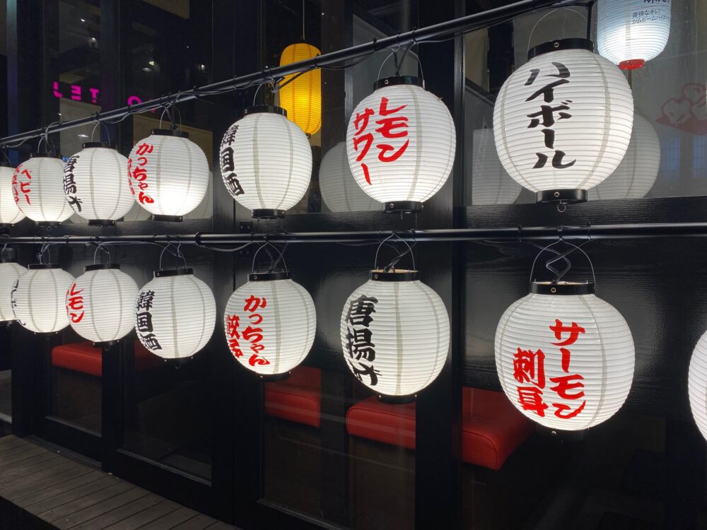 大阪 京橋 餃子のかっちゃん 外観 たくさんの提灯