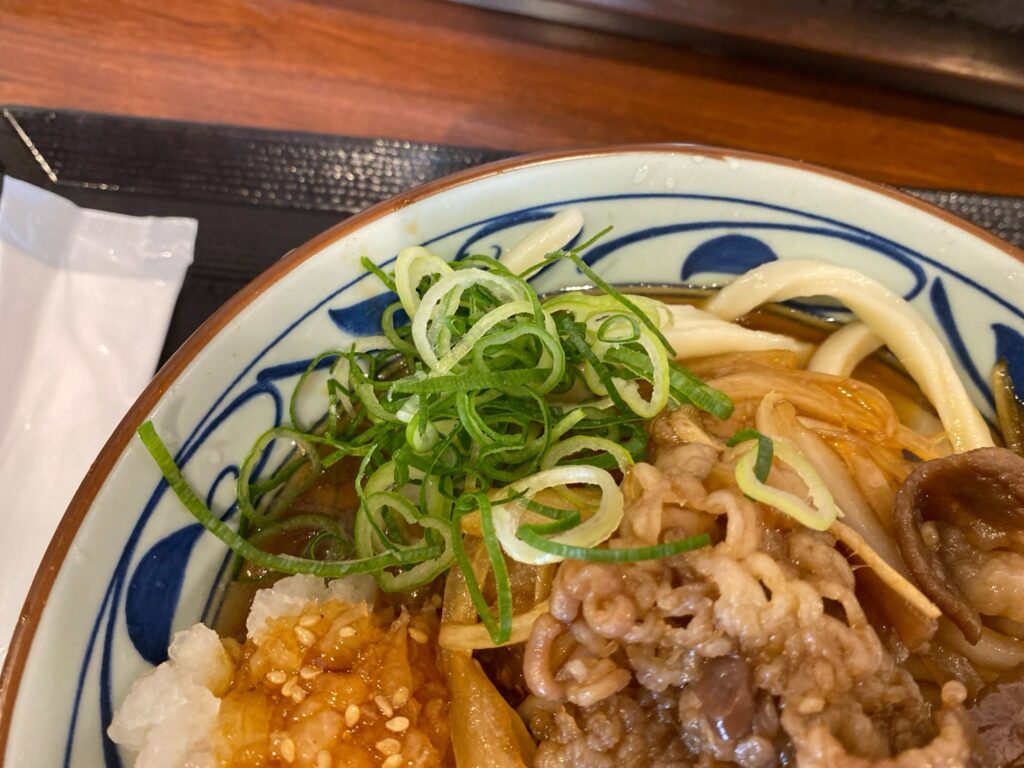 【丸亀製麺】鬼おろし肉ぶっかけ レビュー！ネギをセルフでトッピング